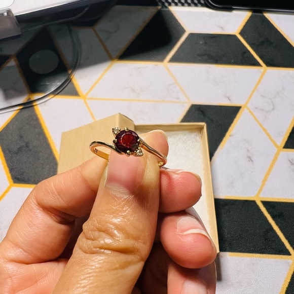10k solid gold ring with red garnet and diamonds size 4.75 weighs 1.3 grams - Picture 2 of 9